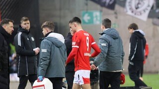 Ivan Prtajin (1. FC Kaiserslautern) humpelt im Spiel gegen Elversberg verletzt vom Platz