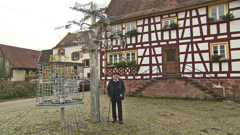 Hierzuland Bobenthal Mann vor Haus