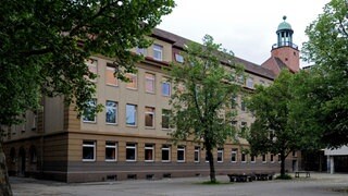 Mörike-Gymnasium in Ludwigsburg: Hier haben Unbekannte islamistische Parolen an die Fassade geschmiert. (Archivfoto)