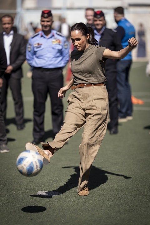 Meghan Markle kickt mit einem Fußball in einem Flüchtlingslager in Jardanien.