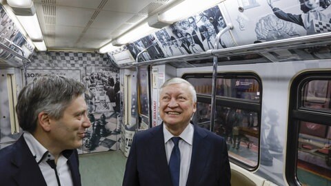 Der musikalische Generaldirektor des Schachspiels, Dmitri Bogatschew (L), und der Schachgroßmeister Anatoly Karpov