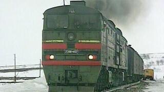 Eisenbahn in der Tundra hält wo es nötig ist und bringt Post und Lebensmittel.