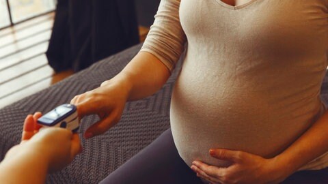 Doktor misst Sauerstoffsättigung bei einer schwangeren Frau. Hoher Blutdruck, starke Kopfschmerzen und Schmerzen im rechten Oberbauch – das können Anzeichen einer Präeklampsie sein, auch Schwangerschaftsvergiftung genannt. Sie birgt Risiken für Mutter und Kind, doch die Ursachen sind unklar. Eine neue Studie in Nature Medicine gibt Hoffnung: Eine Blutwäsche könnte helfen. 