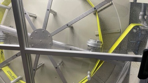Die Maschine, mit der die Feuerwehrschläuche in Nierstein gerreinigt werden.