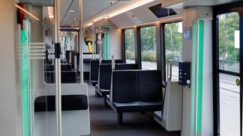 Innenraum der neuen Stadtbahn. 