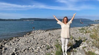 Am Bodensee machen Menschen zusammen Yoga.
