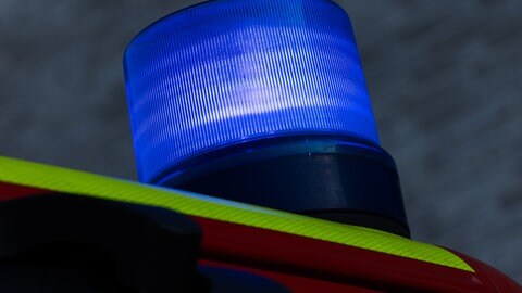Ein Blaulicht an einem Feuerwehrfahrzeug (Symbolbild)