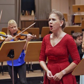 Sängerin Viola Elges mit Musikern bei ihrem Konzert für Demenzerkrankte in Ludwigshafen