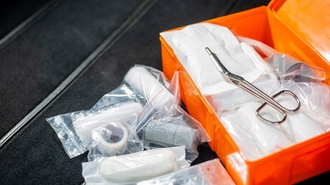 Verbandskasten liegt im Auto