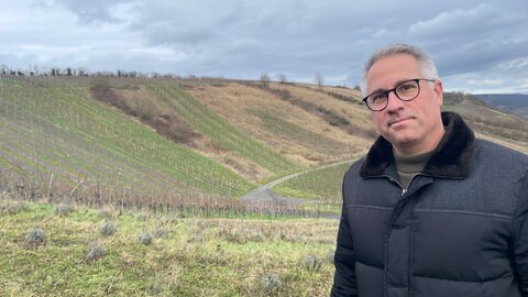 Der Unternehmer Mario Kohlmann steht vor seinem Lavendelfeld. 