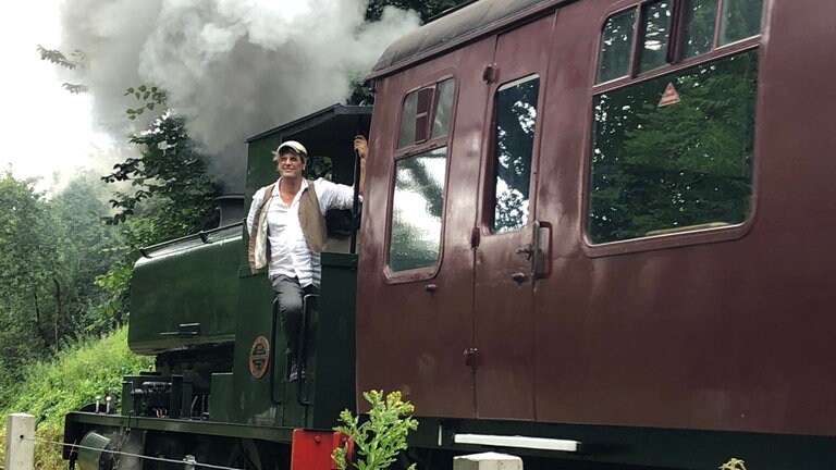 Für Christian Rogers ist die Fahrt mit der Satteltanklok  Andrew Barclay 0-4-0ST  in Oswestry der krönende Abschluss seiner Reise. Wales bietet etwas für jeden Eisenbahn-Geschmack!
