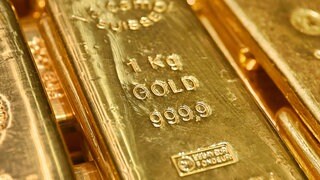 Ein Goldbarren im Tresorraum einer Bank. In Bingen hat ein Mann hat falsche Goldbarren gekauft. 