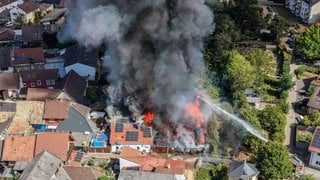 Foto von oben: Flammen schlagen aus dem Wohnhaus. In Sprendlingen kämpft die Feuerwerh gegen einen Wohnhausbrand. 