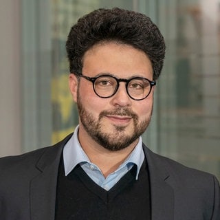 Moderator Nabil Atassi aus dem SWR1 Team. Zu hören in der Talk-Sendung SWR1 Leute - immer 2 Stunden für einen Gast mit interessanten Themen.