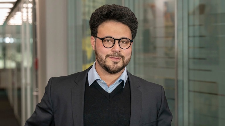 Moderator Nabil Atassi aus dem SWR1 Team. Zu hören in der Talk-Sendung SWR1 Leute - immer 2 Stunden für einen Gast mit interessanten Themen.