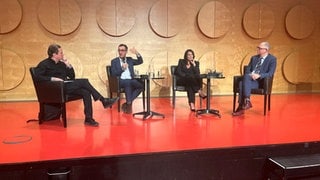 Özdemir bei einer Podiumsdiskussion
