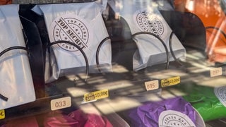 Ein Automat mit Mystery-Boxen | Der Reiz der Wundertüte – brauchen wir Überraschungsmomente im Alltag?