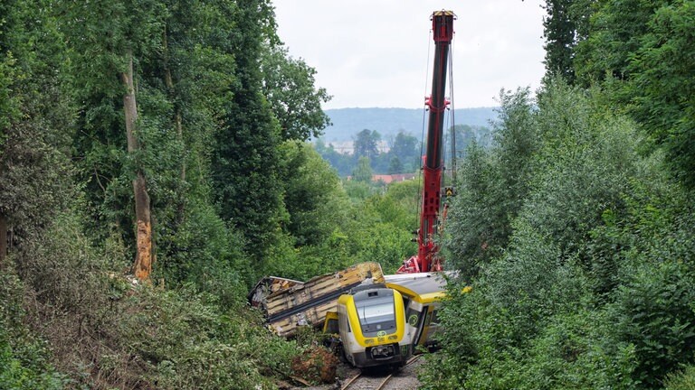 Ein Bergekran wird an der Unfallstelle eingesetzt. 