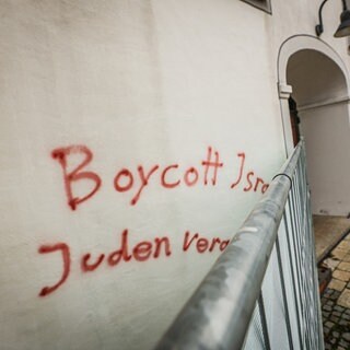 Mittlerweile ist durch einen Bauzaun abgedeckt, was Unbekannte an die Martinskirche in Langenau geschmiert haben.