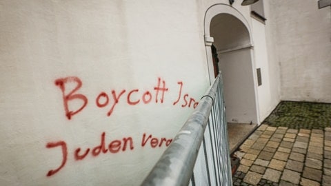 Mittlerweile ist durch einen Bauzaun abgedeckt, was Unbekannte an die Martinskirche in Langenau geschmiert haben.