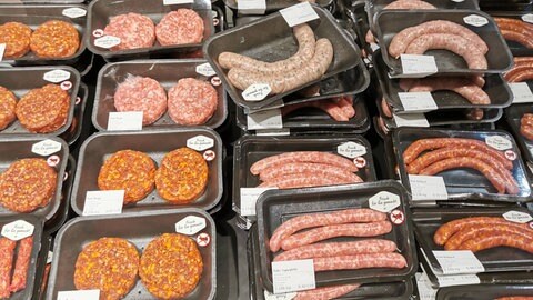 Abgepacktes Fleisch in einem Supermarkt 