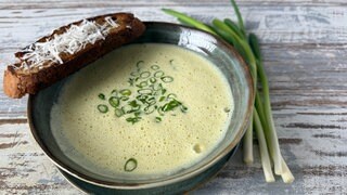Parmesansuppe mit Knoblauch-Croûtons
