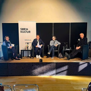 Kirsten Voigt, Carsten Otte, Daniela Strigl und Gerrit Bartels bei der SWR Bestenliste im Künstlerhaus Ebenkoben.