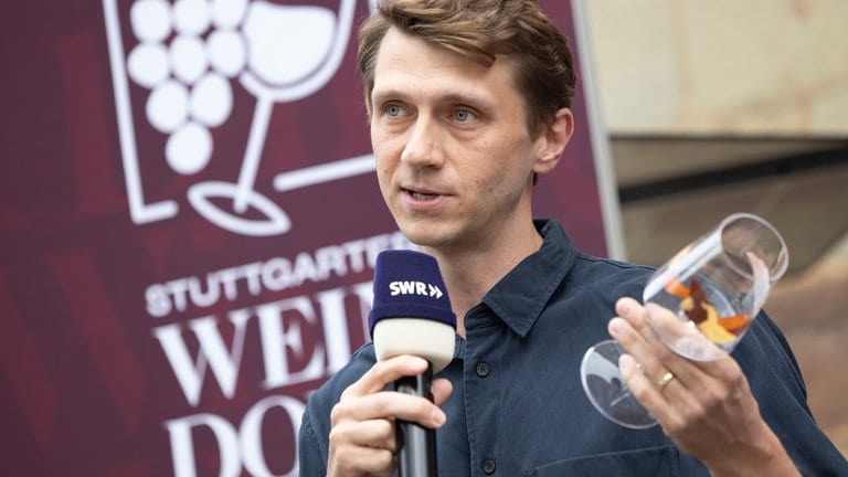 Der Künstler und Arzt Georg Barinov am Dienstag (26.8). beim Weindorf-Treff Stuttgart 2026.