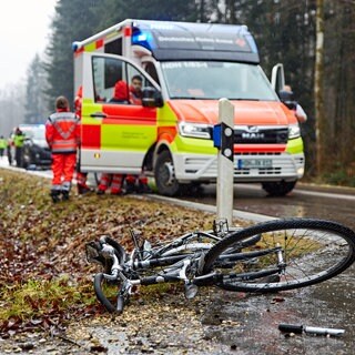 Ein Radfahrer ist bei Königsbronn im Kreis Heidenheim von einem Auto erfasst und tödlich verletzt worden. Der Unfallverursacher fuhr anschließend weiter, ohne sich um den Verletzten zu kümmern.