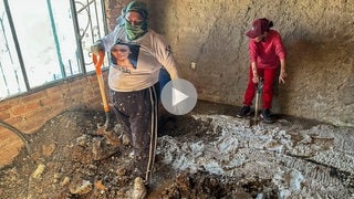 Zwei Frauen mit Werkzeug in der Hand