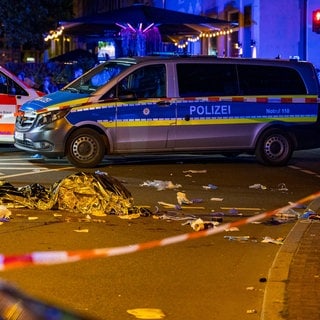 Rettungswagen an der Unfallstelle: Ein Autofahrer aus Bad Kreuznach ist wegen versuchten Mordes angeklagt. Er hatte einen E-Scooter-Unfall in Frankfurt verursacht, bei dem Zwillingsbrüder ums Leben gekommen sind. 
