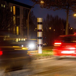 Ein Blitzer an einer Straße