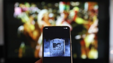 MTV mit einem Grabstein