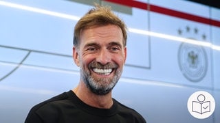 Jürgen Klopp. Er ist Fuß·ball-Trainer. Er ist jetzt Bundes·trainer von der deutschen Mannschaft. Rechts das SWR Logo für Leichte Sprache.