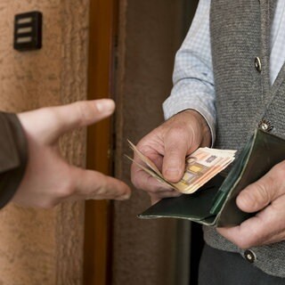 Die Läufer und Geldabholer von Enkeltrick‑Betrügern handeln vor allem aus Gier nach Geld, sagt der Trierer Rechtsanwalt Otmar Schaffarczyk.