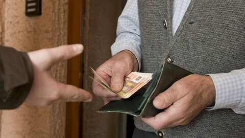 Die Läufer und Geldabholer von Enkeltrick‑Betrügern handeln vor allem aus Gier nach Geld, sagt der Trierer Rechtsanwalt Otmar Schaffarczyk.