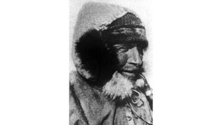 Der Polarforscher, Geophysiker und Meteorologe in einer zeitgenössischen Aufnahme. 1912 veröffentlichte er die von ihm entwickelte Theorie der Kontinentalverschiebung. Alfred Wegener wurde am 1. November 1880 in Berlin geboren und wurde während einer Expedition in Grönland Ende November 1930 rund 150 Kilometer von Station Eismitte tot aufgefunden.