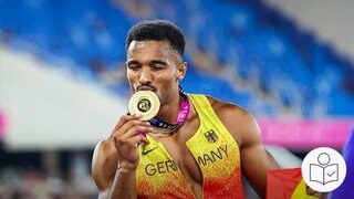 Der deutsche Sportler Leo Neugebauer küsst seine Gold·medaille. Er hat bei der Leichathletik-EM im Zehnkampf gewonnen. Rechts das SWR Logo für Leichte Sprache.