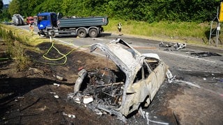 Eine Unfallstelle auf der B30 bei Meckenbeuren (Bodenseekreis). Das Auto brannte nach dem Frontalzusammenstoß komplett aus. 