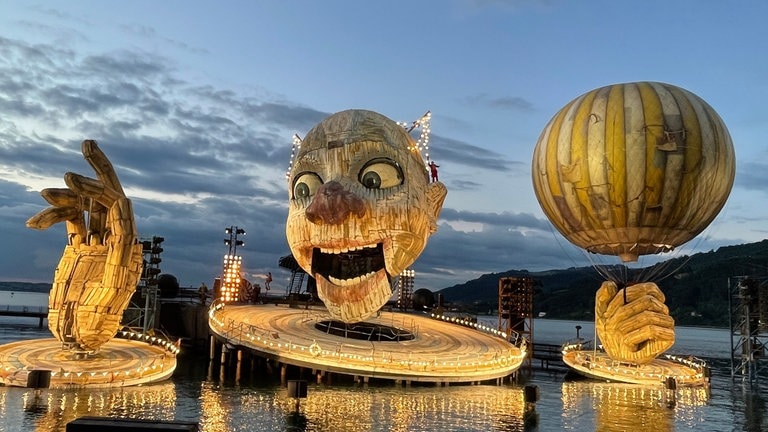 Das Bühnenbild zu Verdis "Rigoletto" bei den Bregenzer Festspielen 2021
