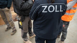 Zollbeamte auf dem Bau