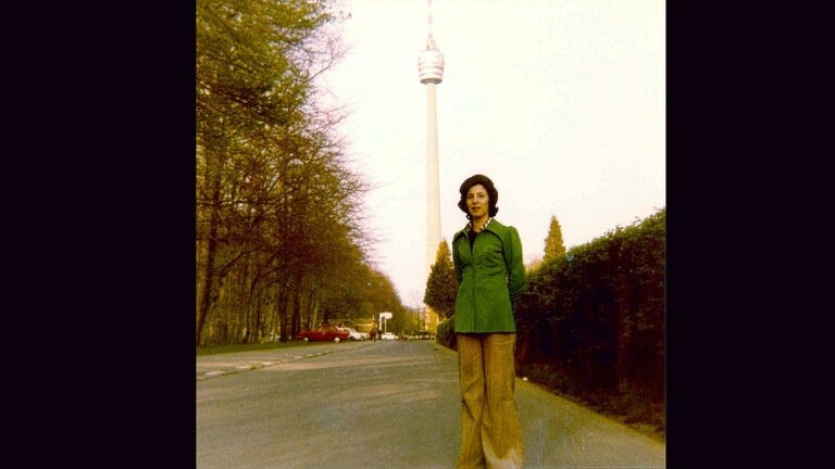 Esin Günay, im Hintergrund der Stuttgarter Fernsehturm, 1970er