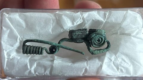 Eine Fibel aus Bronze, gefunden auf dem Lochenstein bei Ausgrabungen der Universität Tübingen und des Landesamtes für Denkmalpflege. Fast 30 solcher Fibeln und Gewandspangen sind bislang gefunden worden.