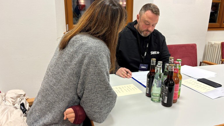 SWR-Redakteur Frank Krones (rechts) hat in Edesheim Vereinsmitglieder befragt.