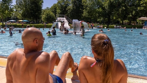 Besucher in einem Freibad (Symbolbild) | Naturerlebnisbad Bingen: Trotz Besucherrekord gibt es rote Zahlen