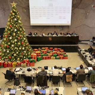 Collage aus Gemeinderat Karlsruhe und Weihnachtsbaum mit Geschenken