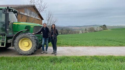 Hans-Peter und Lea Hetler. Noch können sie ihre Felder bestellen, sie haben rechtzeitig genug Dünger und Diesel eingekauft. Aber wie es weiter geht, ist dennoch ungewiss.