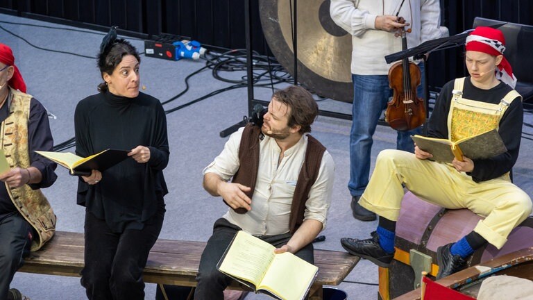 Vier Schauspieler:innen mit Musikern im Hintergrund beim Live-Kinderhörspiel "Seeräuber-Moses"