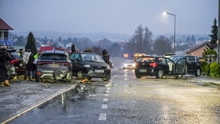 Mehrere Unfallwagen stehen am Morgen in der Ortsdurchfahrt in Aalen-Oberrombach. Glätte in ganz Baden-hat am frühen Morgen zu vielen Unfällen geführt, besonders betroffen ist laut Polizei auch der Ostalbkreis.
