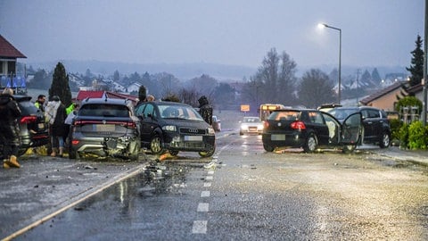 Mehrere Unfallwagen stehen am Morgen in der Ortsdurchfahrt in Aalen-Oberrombach. Glätte in ganz Baden-hat am frühen Morgen zu vielen Unfällen geführt, besonders betroffen ist laut Polizei auch der Ostalbkreis.